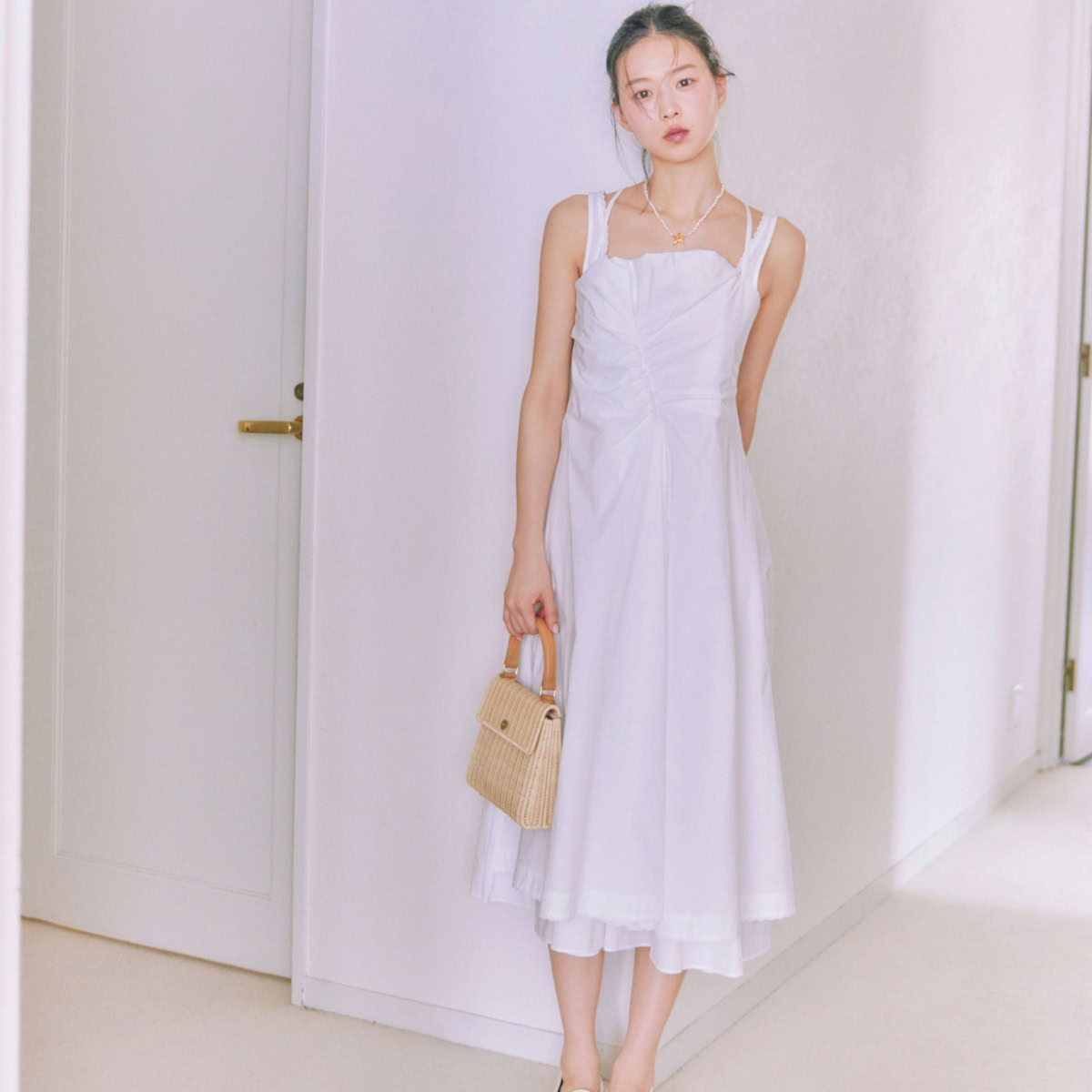 片山友希が魅せる。“フレンチレトロ”な夏の肌見せワンピースコーデ2選