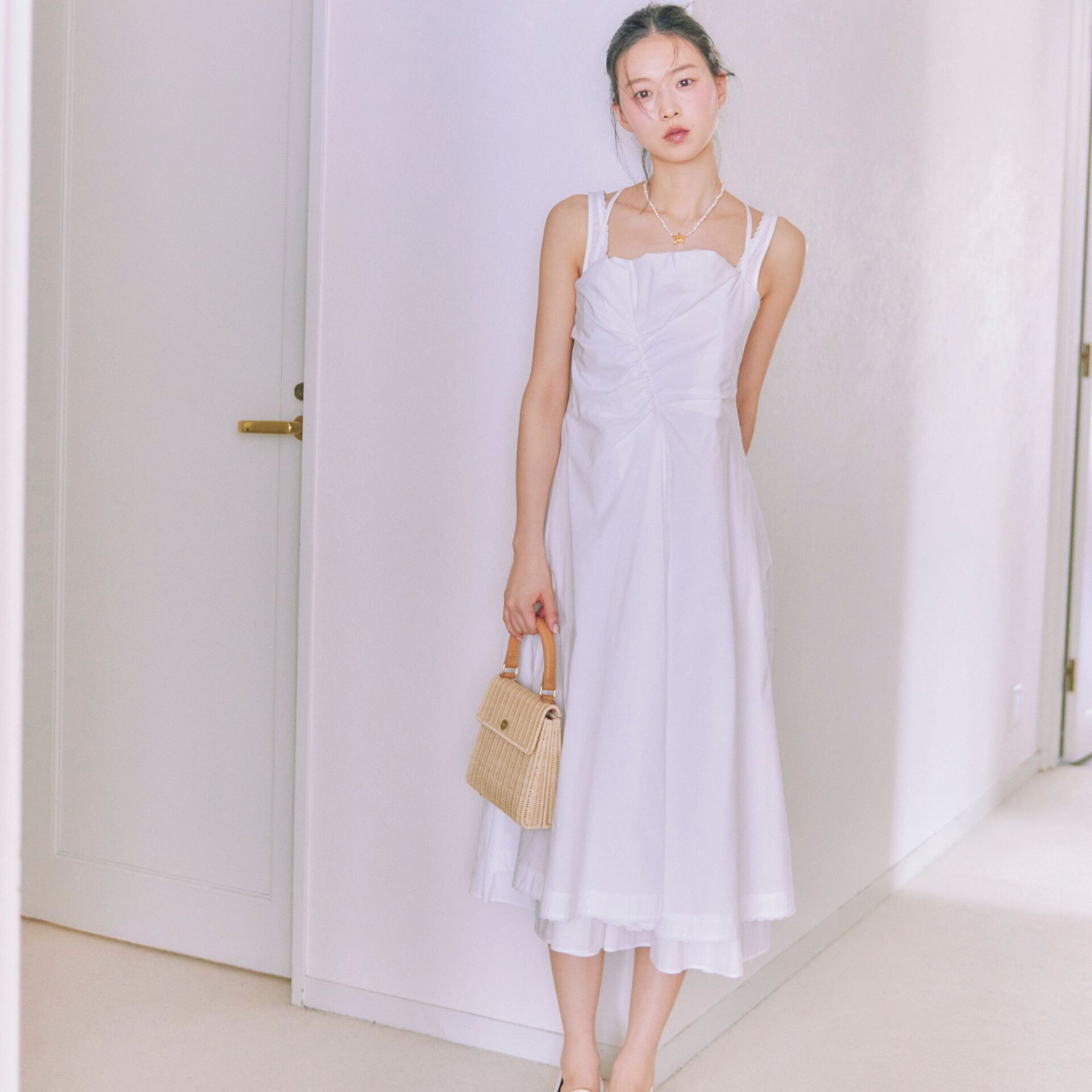 片山友希が魅せる。“フレンチレトロ”な夏の肌見せワンピースコーデ2選