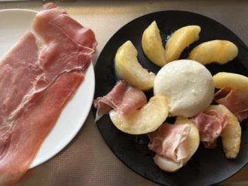 食材を盛り付け中
