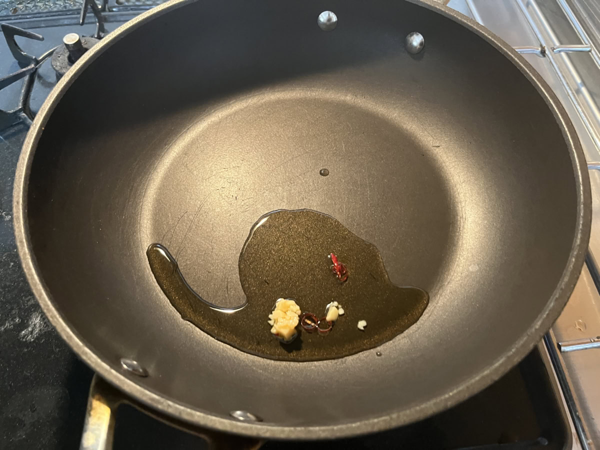 オリーブオイルでにんにくととうがらしの香りを出す