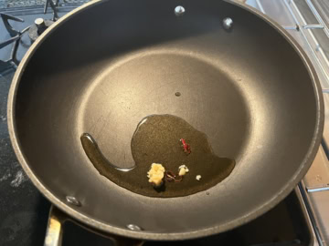 オリーブオイルでにんにくととうがらしの香りを出す