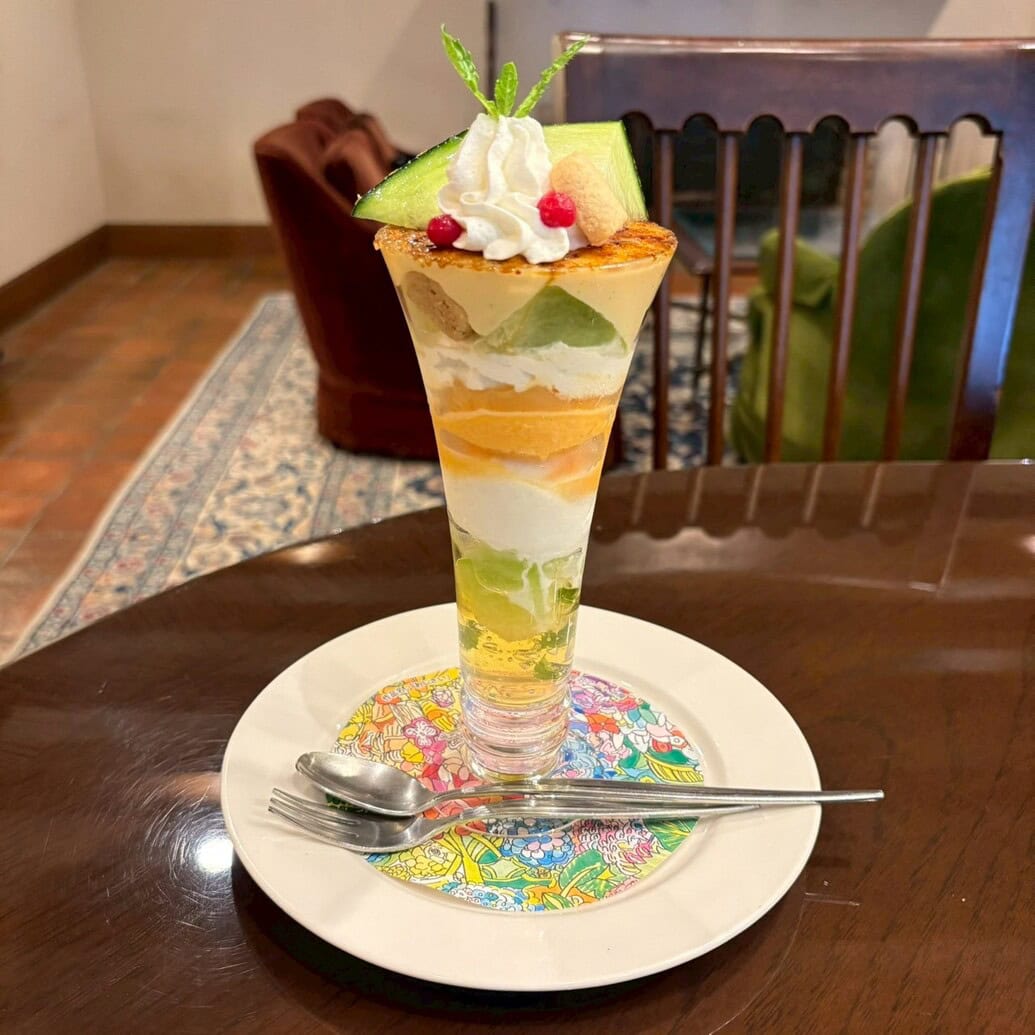 ロイヤルホスト　メロン＆ココナッツのブリュレパフェ