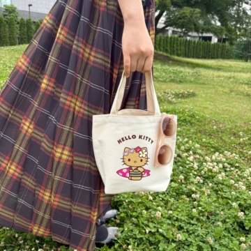日焼け ハローキティ　ミニトートバッグ