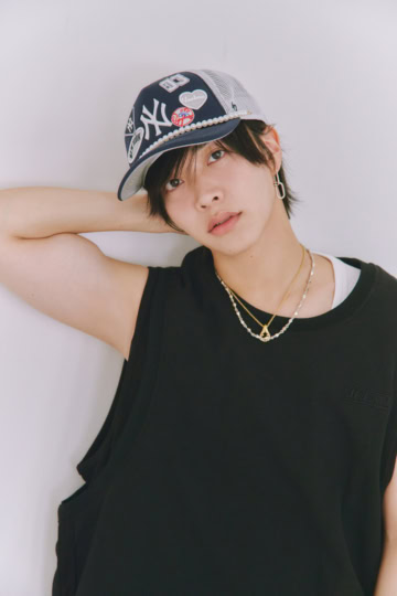 IMP.松井奏、キャップで魅せる多彩な表情♡「A to Z」アザーカット公開