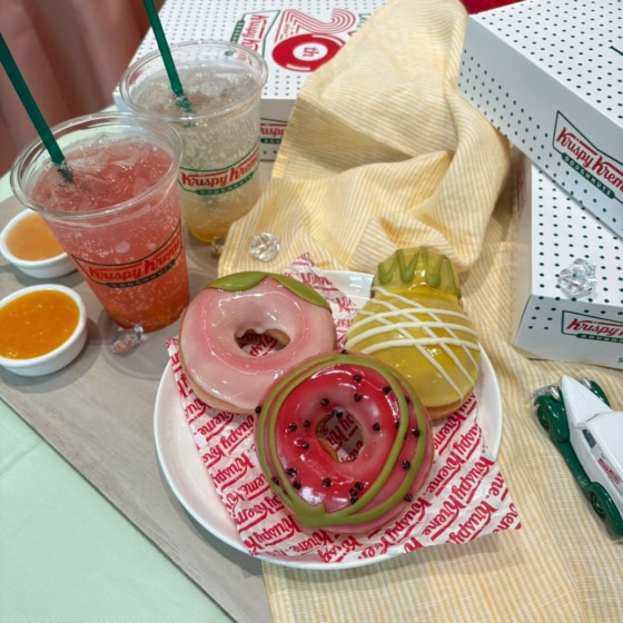 【クリスピー・クリーム・ドーナツ】冷やしてもおいしい♡ まるで本物の果実みたいなツヤキラ夏限定全3種を食べ比べレポ！