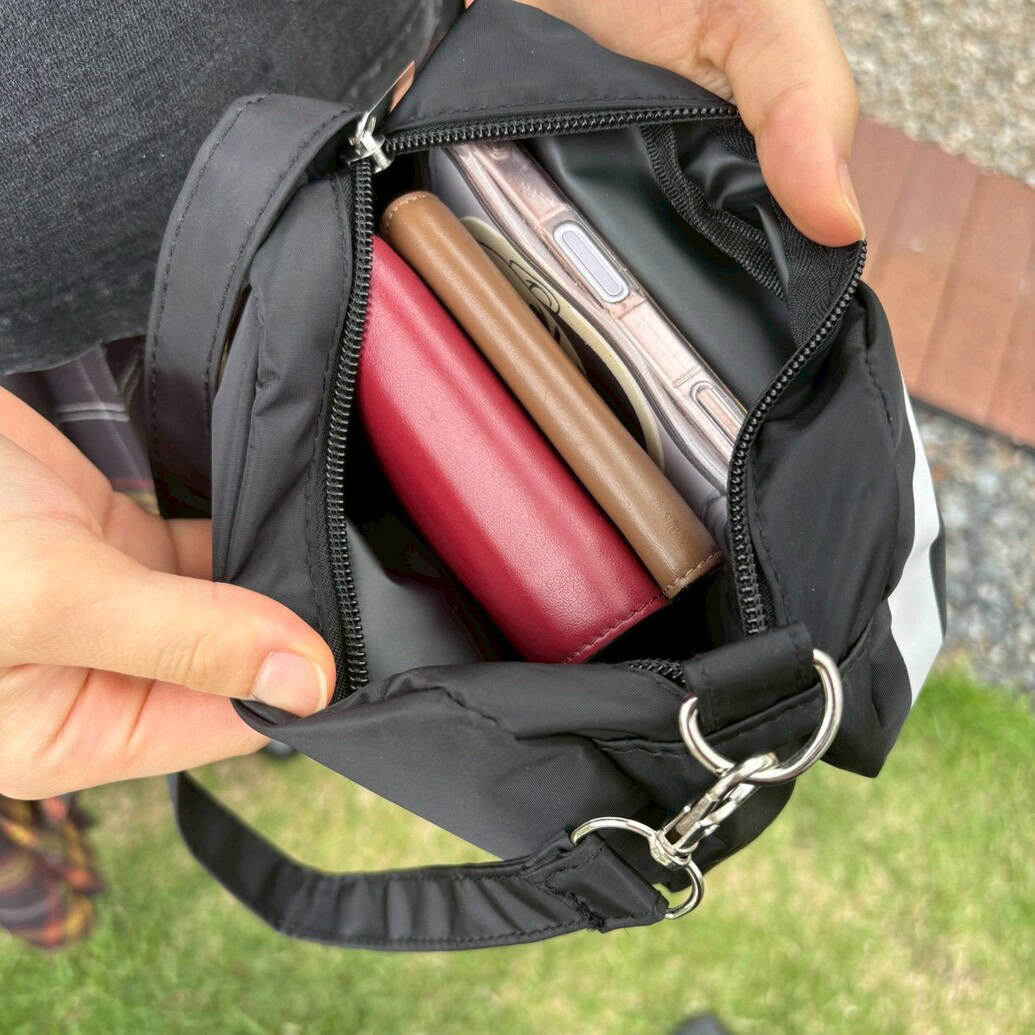ハローキティ　ストラップ付きリボン型ミニBAG