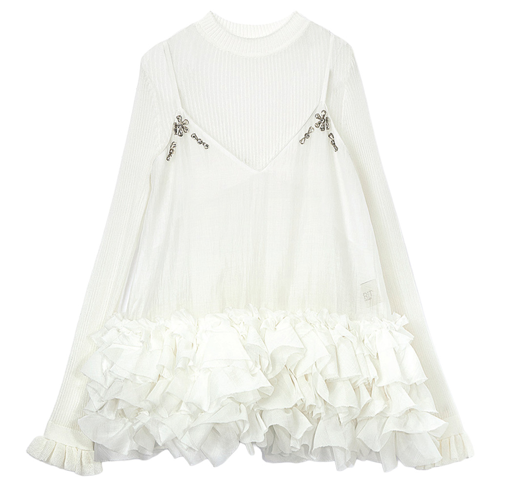 リランドチュールの清楚なタートルネック長袖トップスに、ESPRIT BY HONEY MIHONEYのロリータなフリルキャミを重ねた、幻影的なムードあふれるレイヤードコーデ。