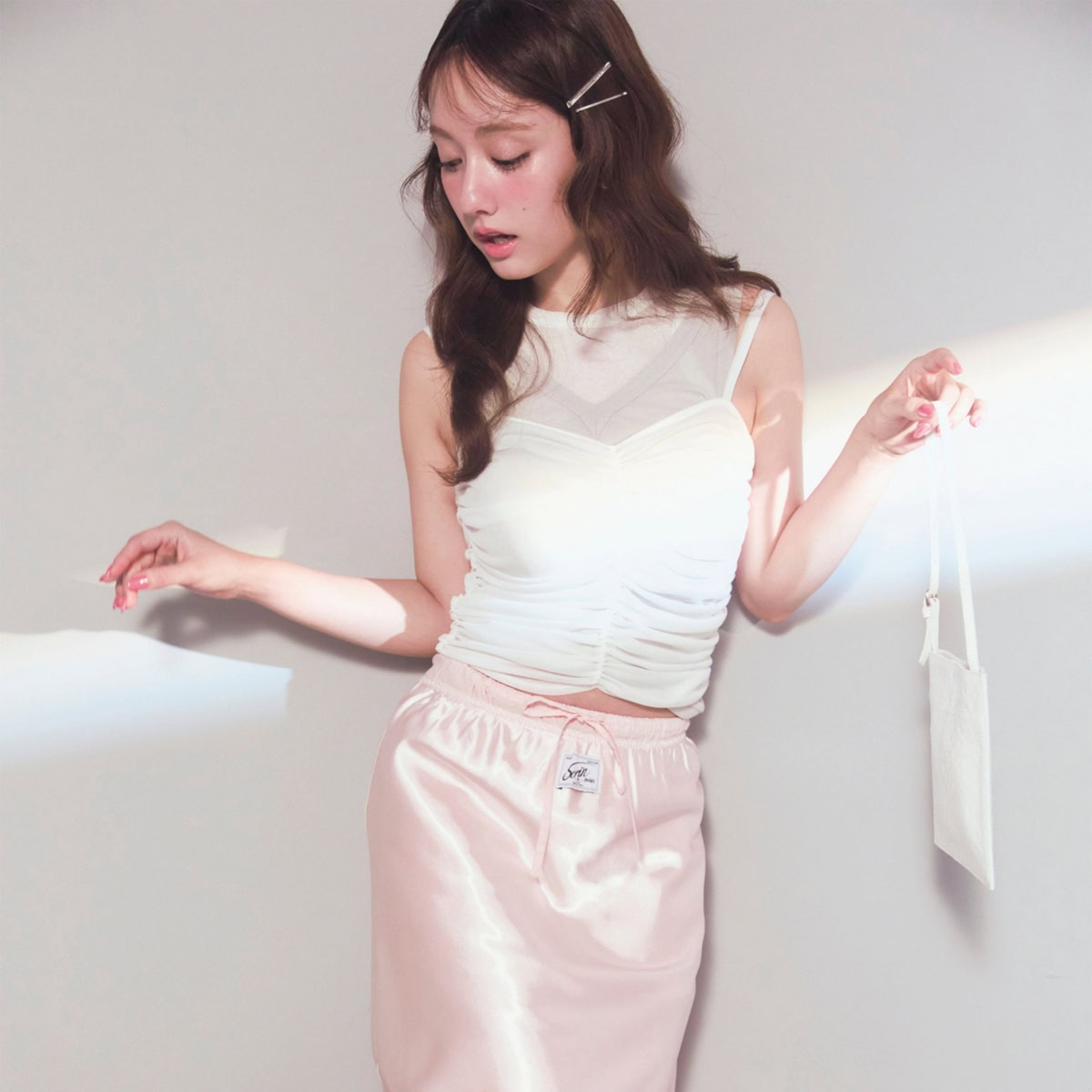 【谷まりあ】キャミソールはレイヤードで上品に魅せる♡ 大人の肌見せコーデ4選