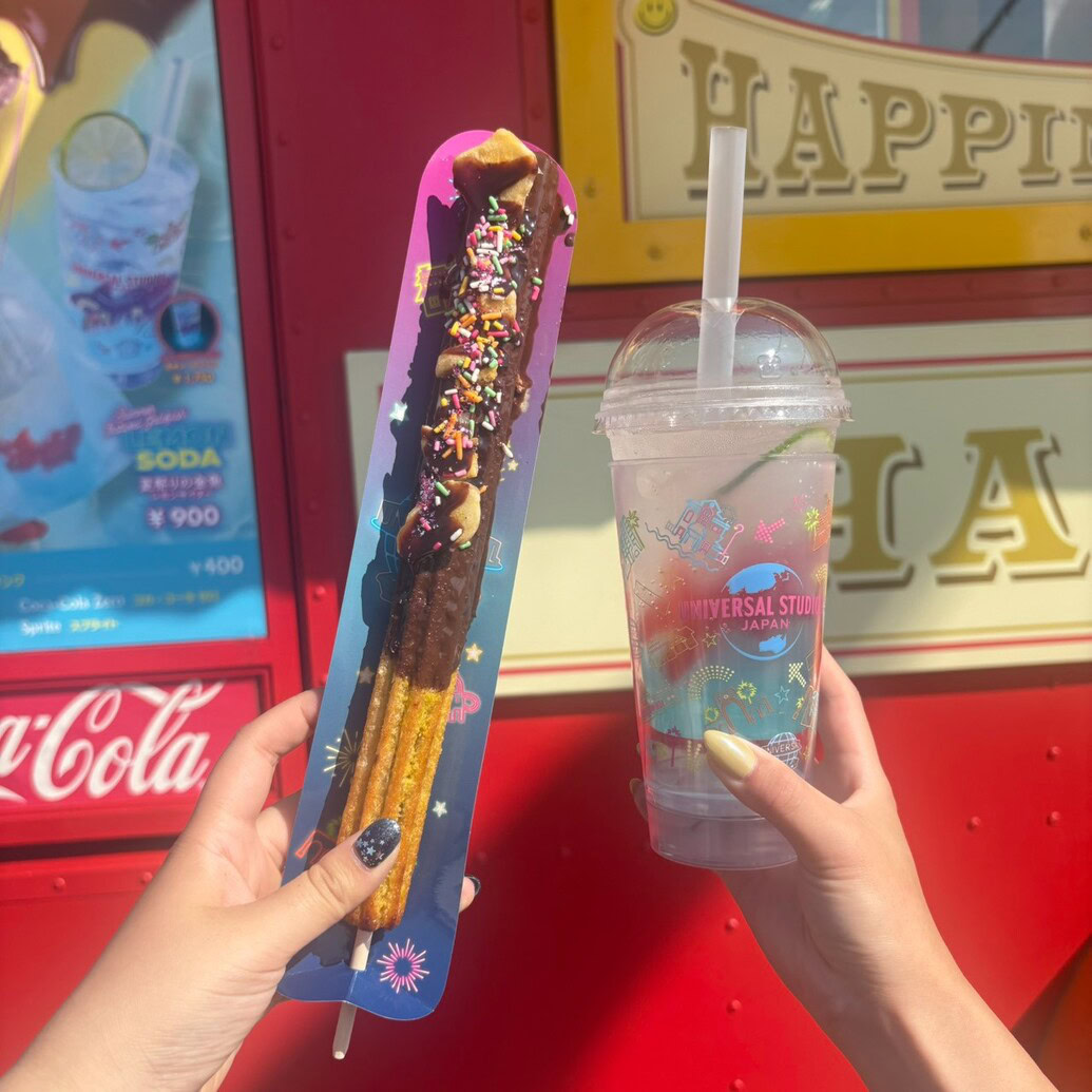 左:超!!チョコバナナ・チュリトス/右:夏祭りの金魚 レモンサイダー ネオン・カップ付き