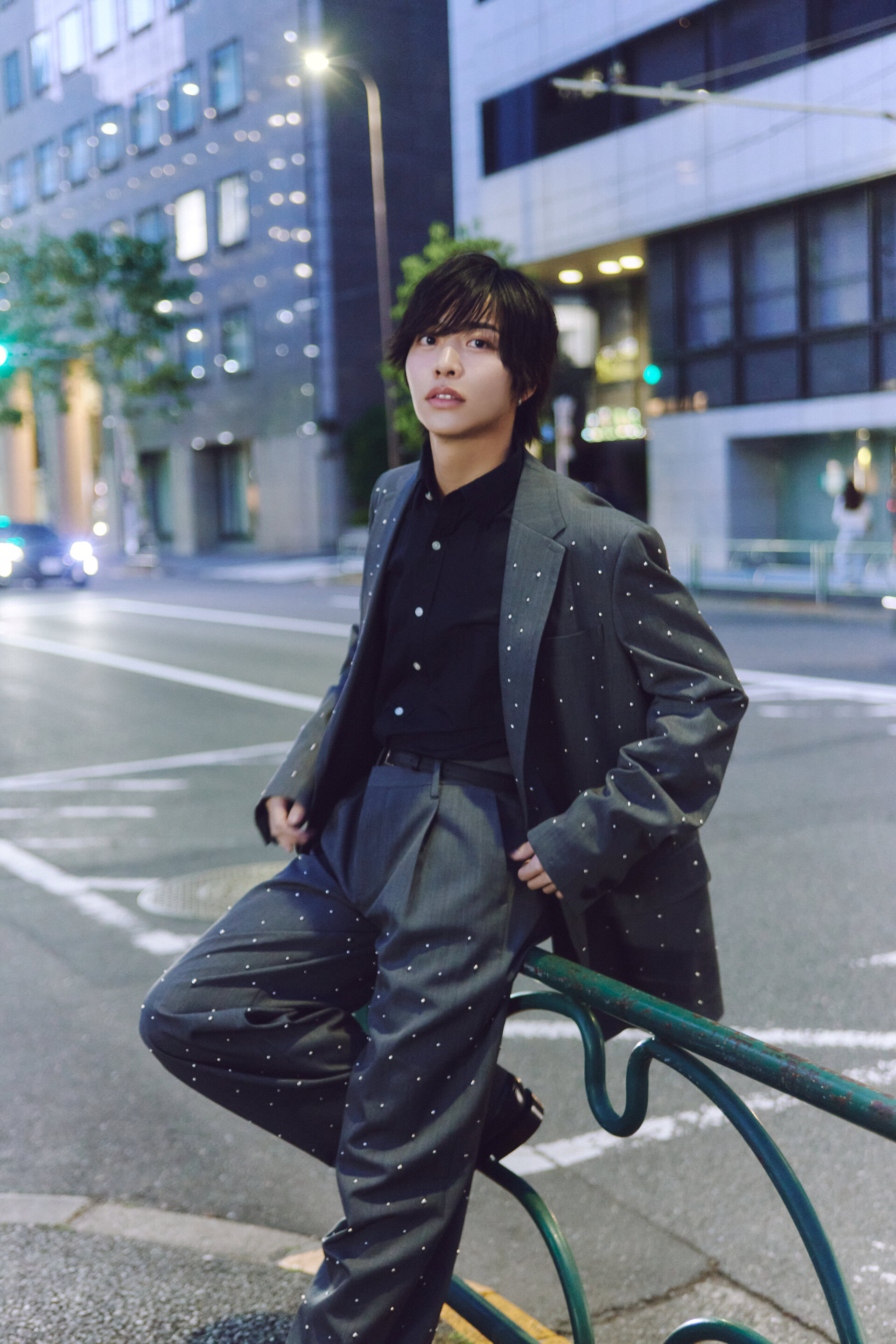 スーツで夜散歩。まるで待ち合わせ気分のカット満載【IMP.松井 奏の日々、ミナト】