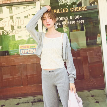 万能な「小花柄キャミ」を着回し♡ 大人可愛い夏のレイヤードコーデ2選