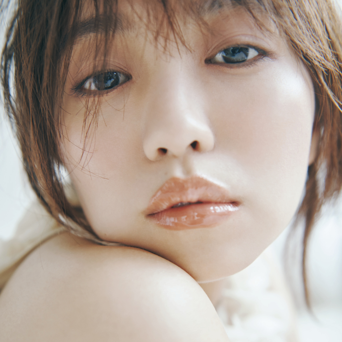 【大原優乃】濡れツヤでぷるんと盛れる♡ 大人顔をつくるベージュグロス