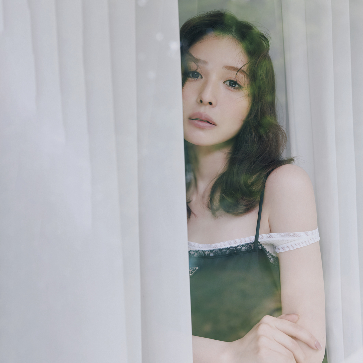【長濱ねる】圧倒的透明感に息をのむ…♡ 儚げな大人の肌見せコーデ7選