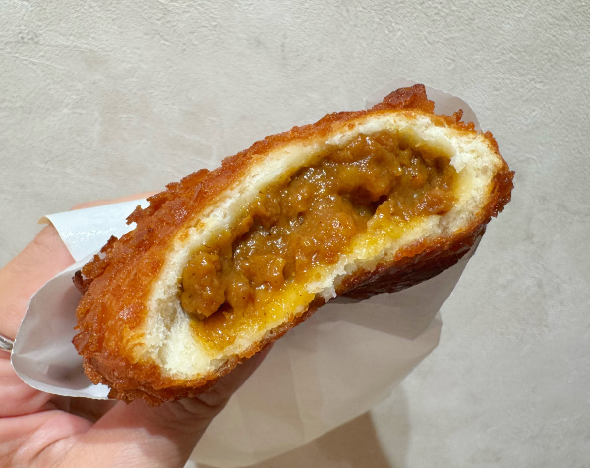 ザクっふわっとしたパン生地の中から現れたのは、豚と牛の合挽きを玉ねぎソテーと生クリームで煮込んだこだわりのカレー
