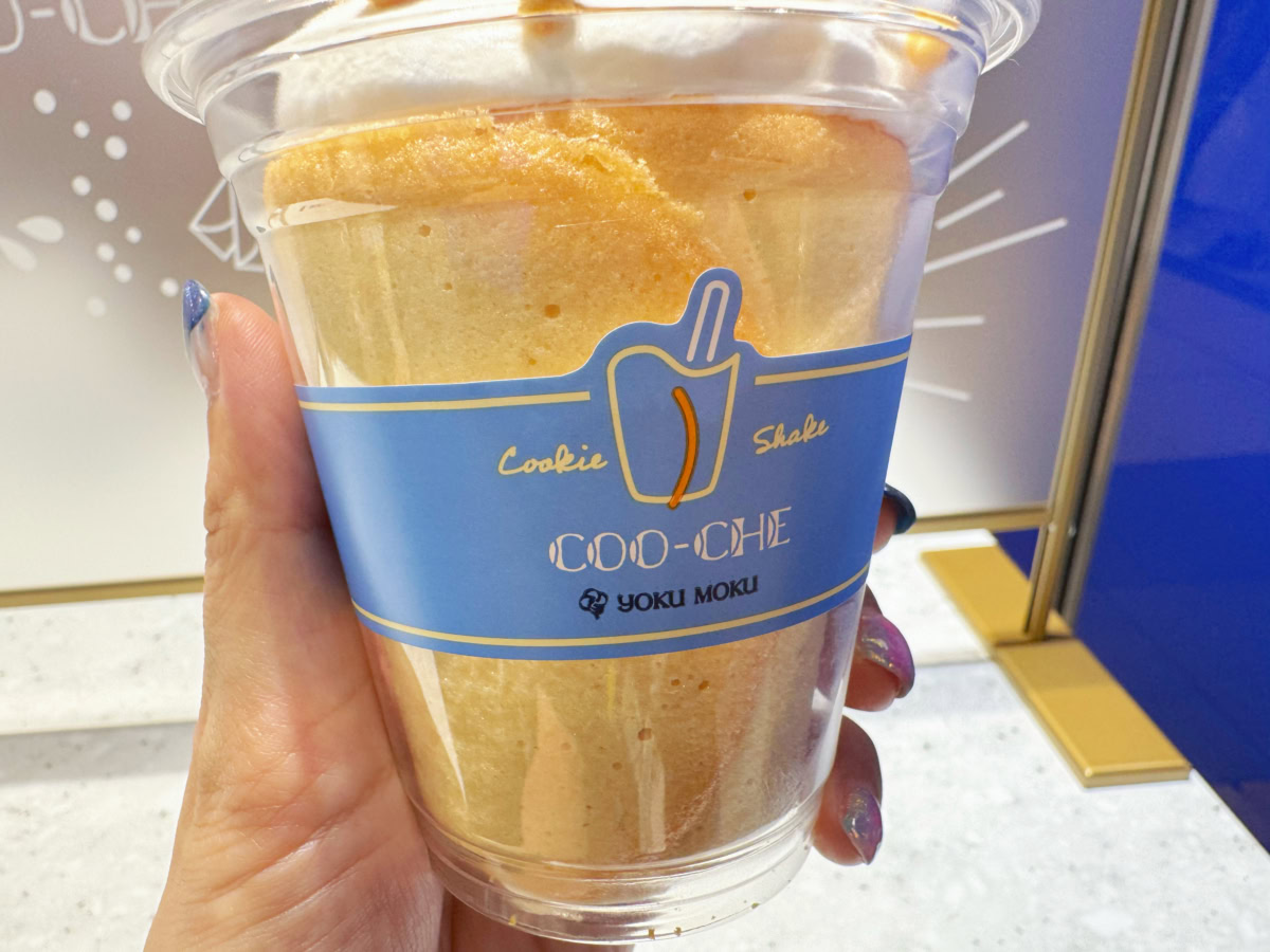 ぐるりと巻かれているラングドシャー生地を崩しながらシェイクに絡ませればまるで飲むシガール!