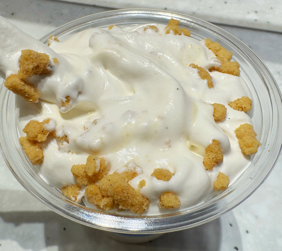 中には、バニラ味のオリジナルシェイクになめらかなホイップクリームとクランブルクッキーがトッピング