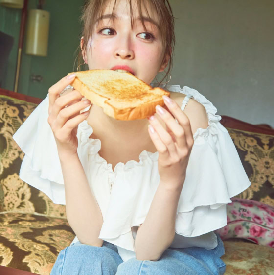 「フリルトップス」はカジュアルなパンツで引き算♡ 大人可愛いヘルシー肌見せコーデ2選
