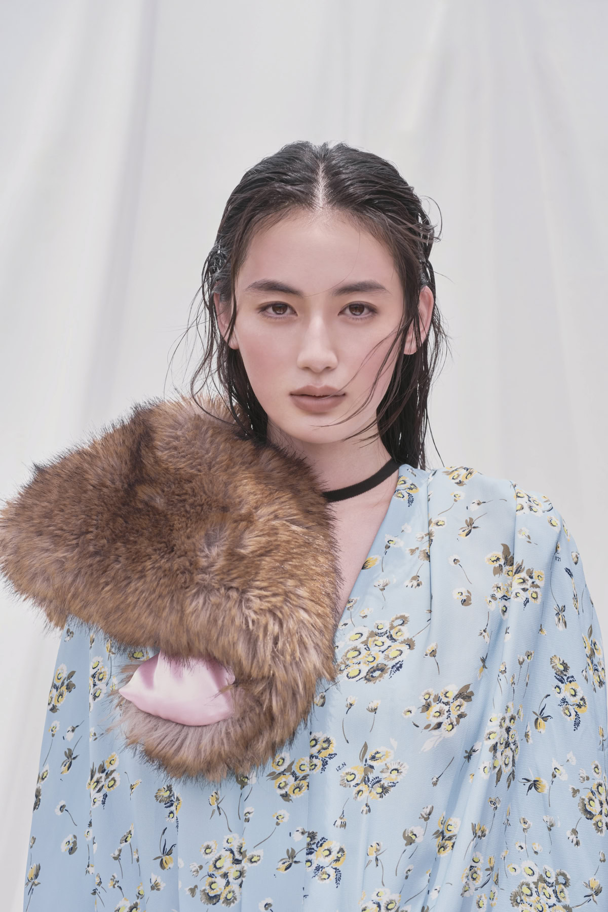 水色の小花柄ワンピースを着た八木莉可子