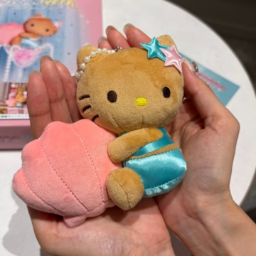 【付録レビュー】存在感抜群♡ 日焼け「ハローキティ」のぬいぐるみチャームが可愛すぎ!