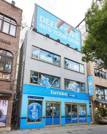 体験型ポップアップ「トリデン駅」が表参道に出現!? 予約方法や豪華ノベルティ・開催期間まとめ【BEAUTY BUZZ】