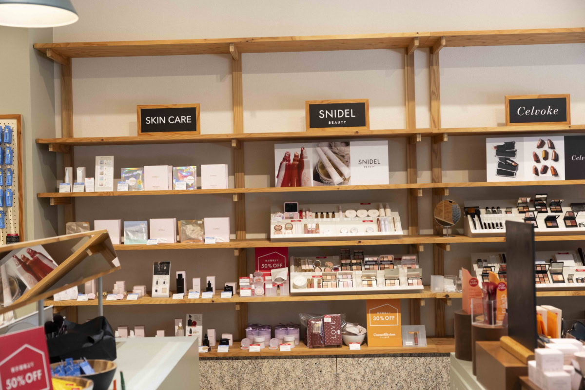 Cosme Kitchen VILLAGE内のSNIDEL BEAUTYやCelvokeなどが並ぶ棚