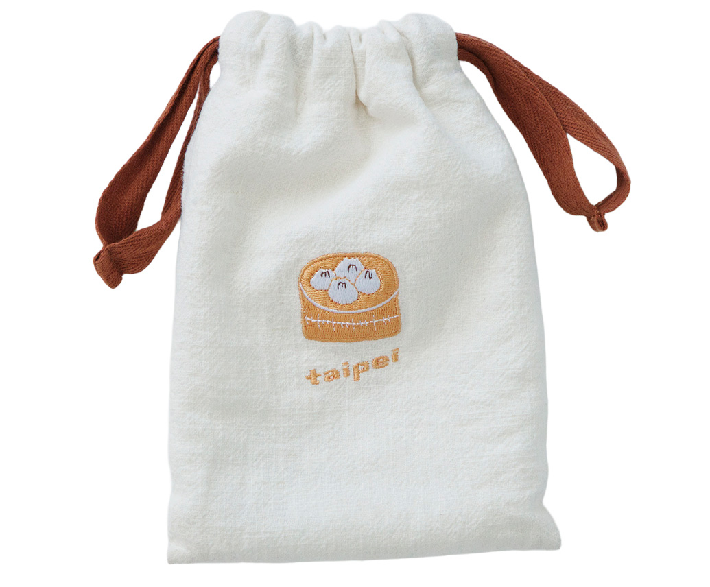 森香澄さんが台湾で購入した、小籠包の刺繍イラストと「taipei」の文字が入った生成り色の巾着ポーチ