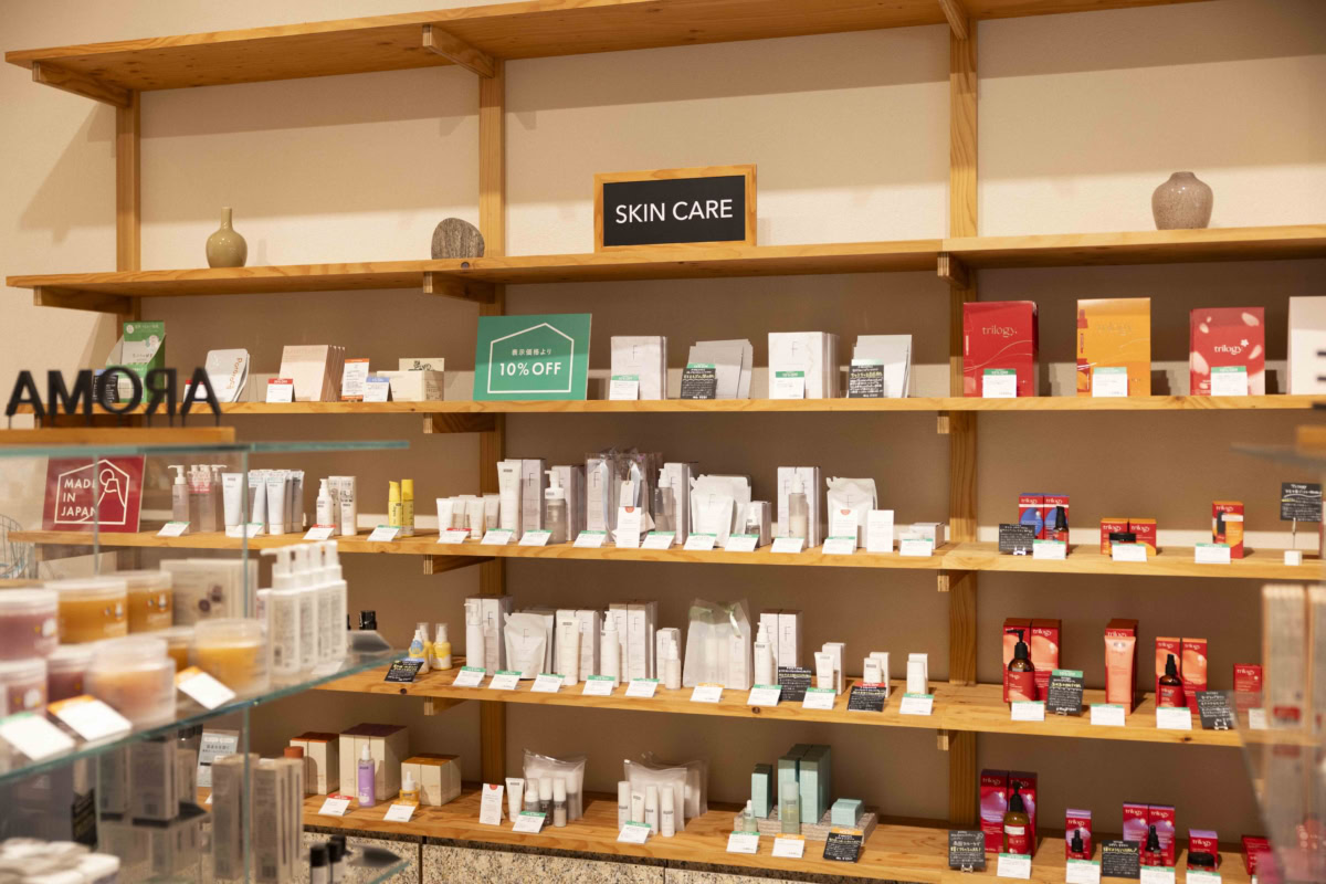 Cosme Kitchen VILLAGEの棚にずらりと並ぶオーガニックコスメやスキンケアアイテム