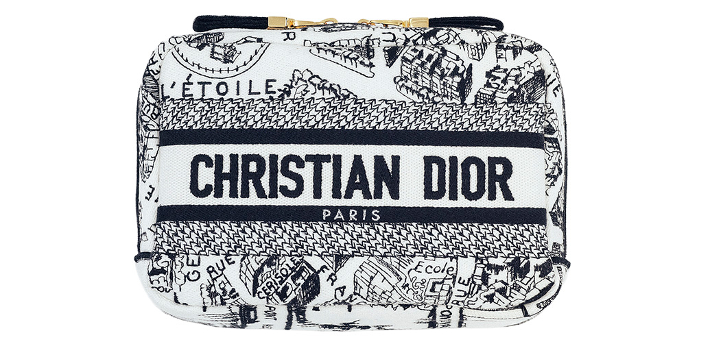 ミチさん愛用の「CHRISTIAN DIOR(クリスチャン ディオール)」のモノグラム柄ポーチ。白と黒の細かなパリの地図風デザインに、中央に大きく「CHRISTIAN DIOR PARIS」とロゴが入ったスクエア型ポーチ