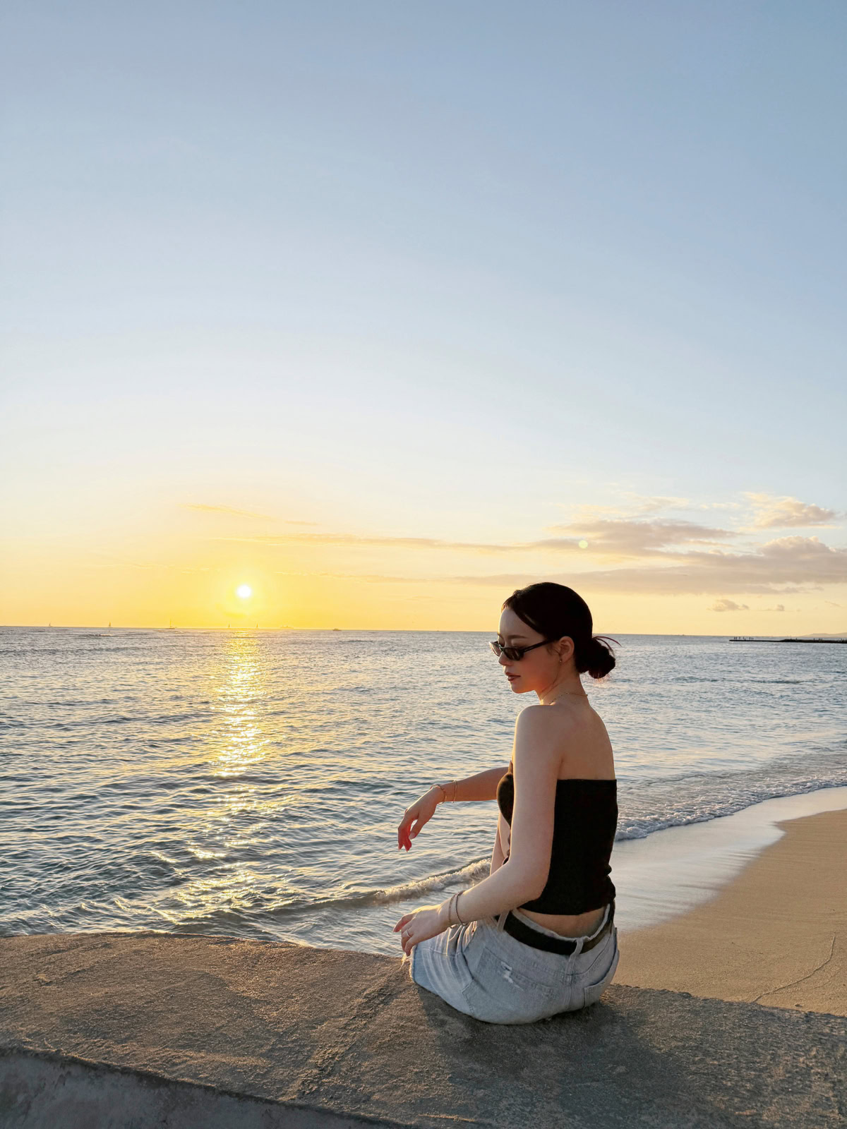 夕暮れの海辺でたたずむなごみさんの美しい横顔ショット