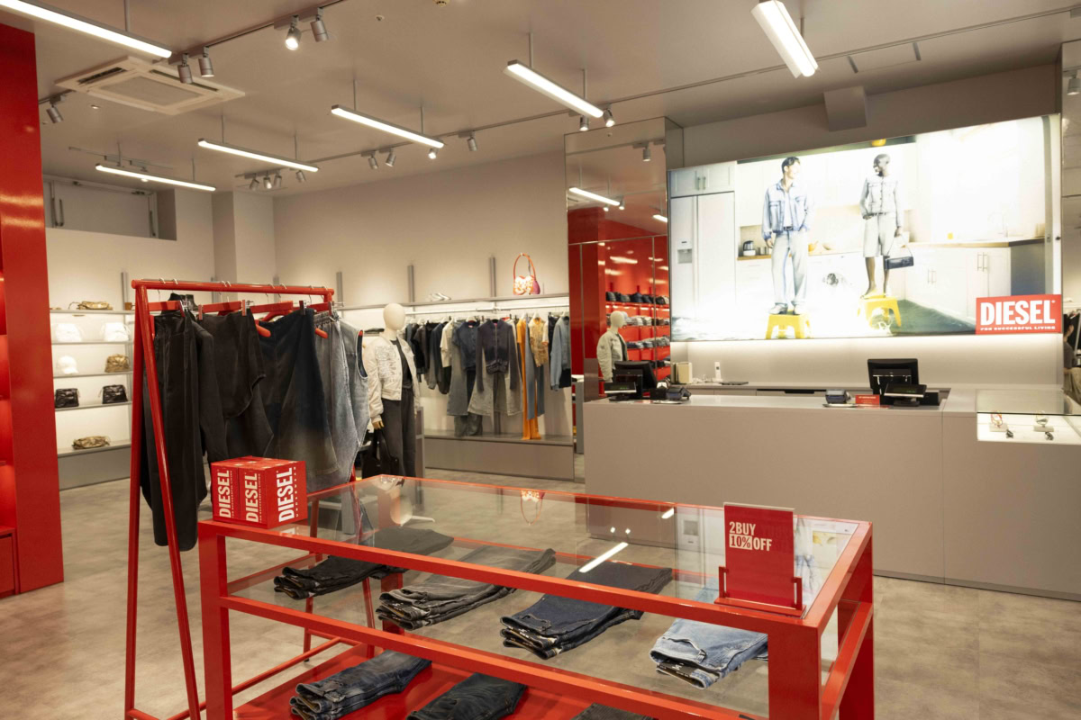 赤いフレームと広々とした空間が印象的なDIESELジャズドリーム長島店の店内