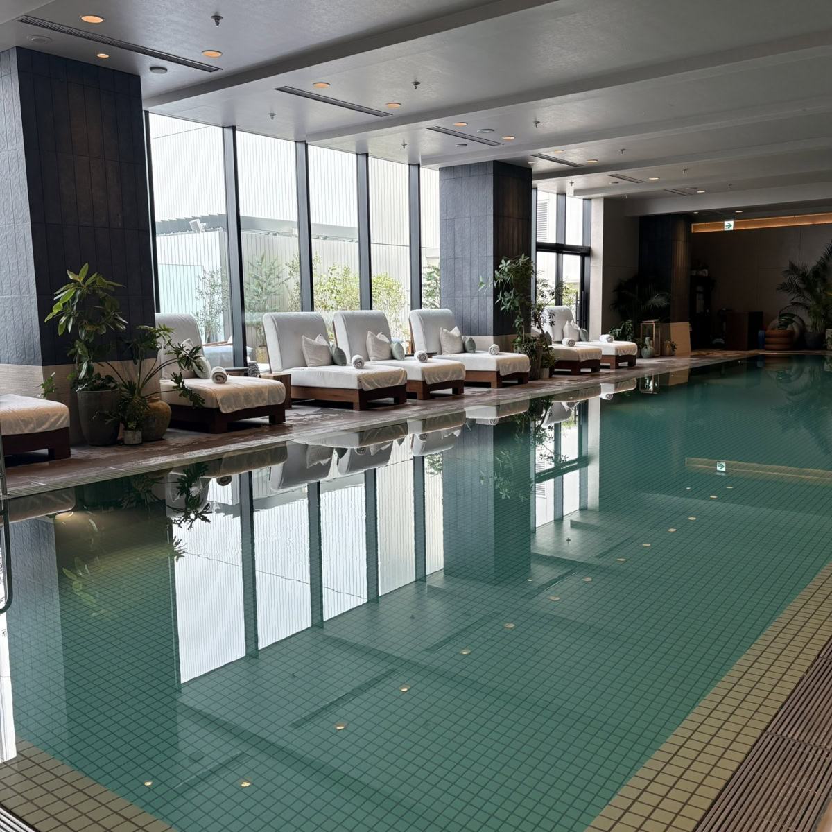 1 Hotel Tokyoの18m温水プール。大きな窓から光が差し込む開放的な空間
