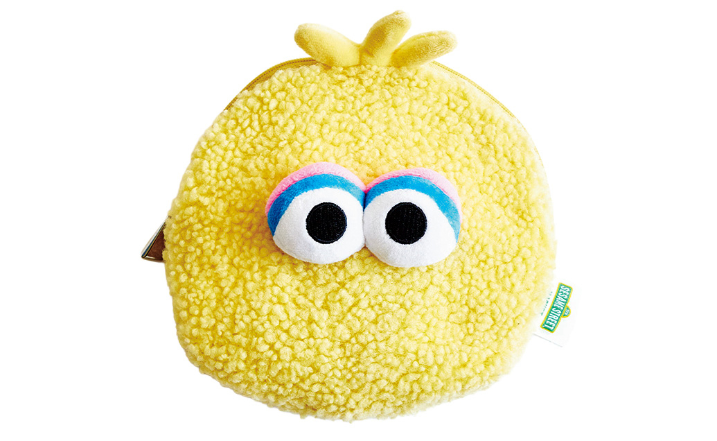 藤井サチさん愛用の「SESAME STREET(セサミストリート)」ビッグバードの黄色くもこもこしたフェイス型ポーチ