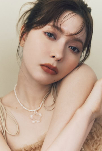 今田美桜が表紙♡ 付録はアナ スイ コスメティックスの乙女な花柄2点