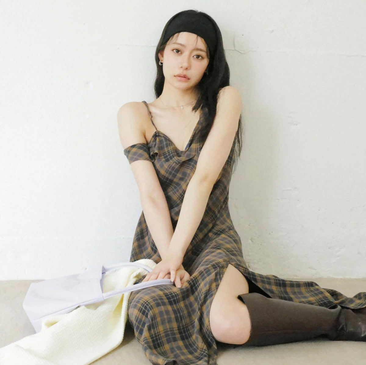 なごみが纏う「秋の肌見せコーデ」。チェックやドットなど「レトロ柄」が狙い目♡