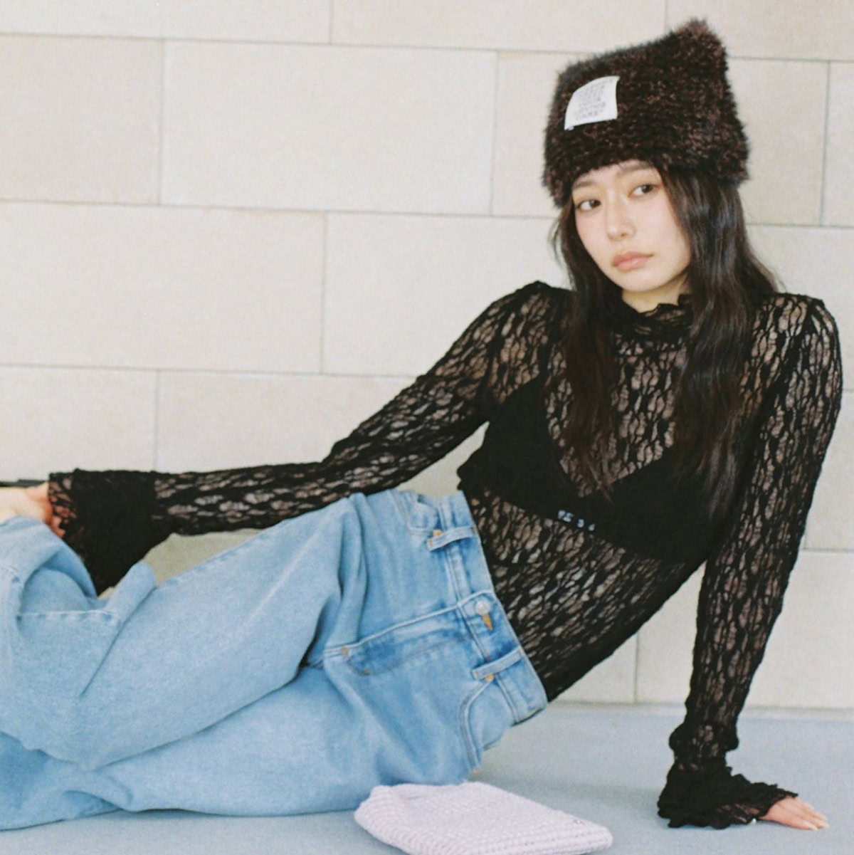 【なごみ】“黒レース”にブラをイン♡ ラフなデニムでハズす「女っぽカジュアルコーデ」