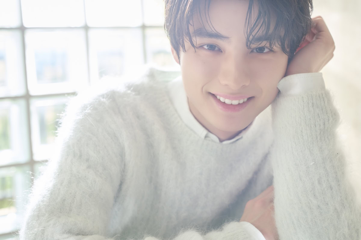 白い歯が印象的な本田響矢さんの笑顔のアップ
