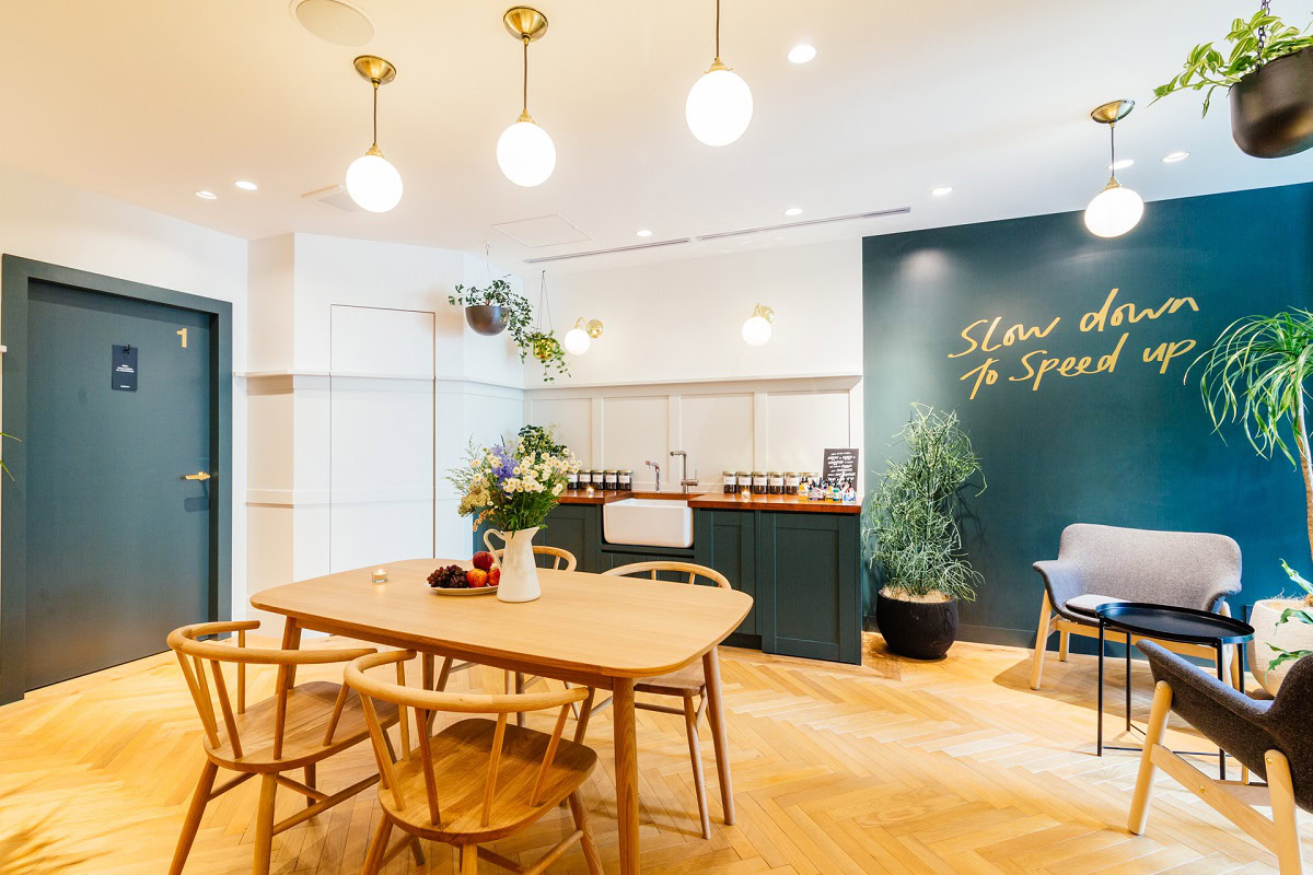 ナチュラルで温かみのあるLUSH SPA自由が丘店のカウンセリングスペース