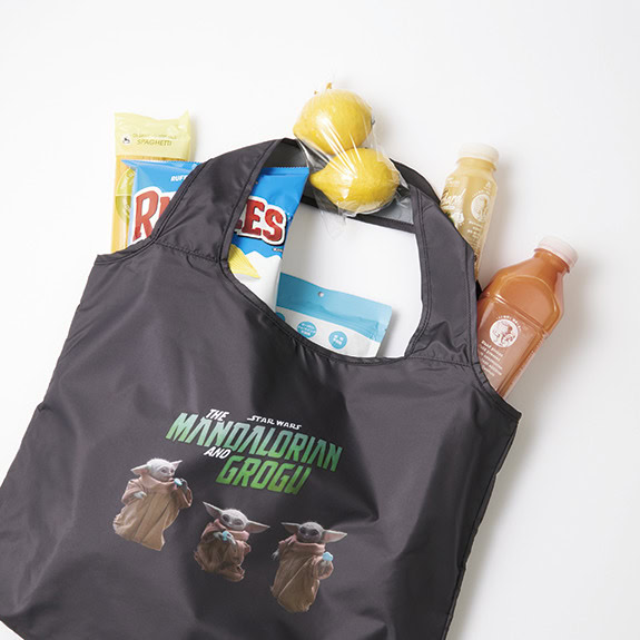 BEAUTY&YOUTH×グローグー お買い物バッグにペットボトルや食材、お菓子などの荷物をたっぷり入れた使用例