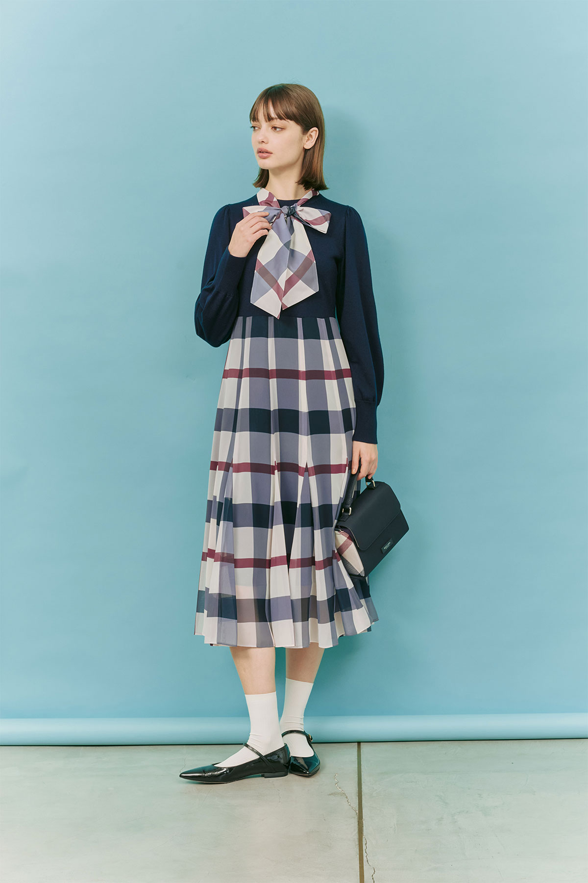 sweetコラボドレス ネイビー×ブリットピンクチェック ¥39,600、PVCトップハンドルバッグ ¥33,000