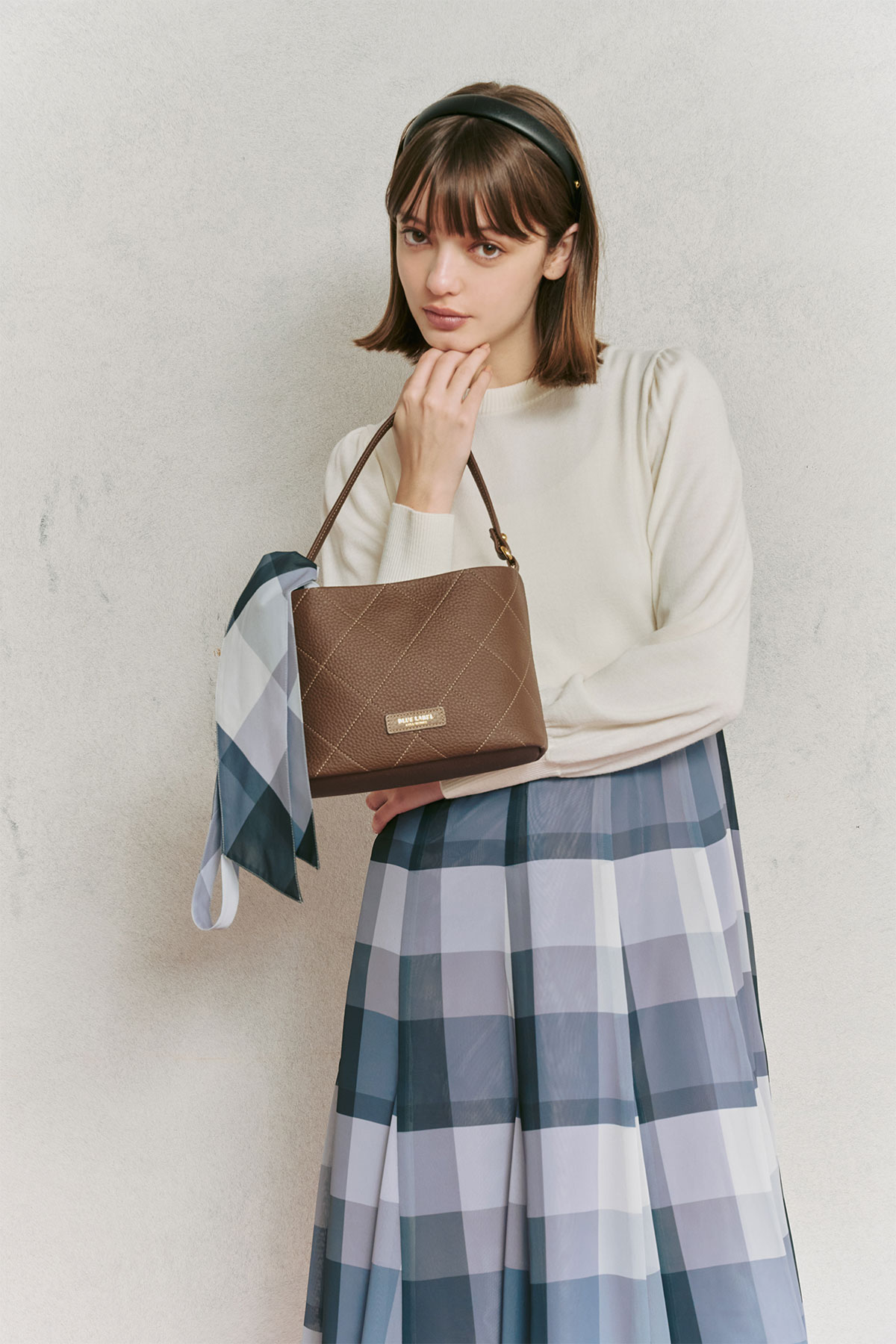 sweetコラボドレス ホワイト×アッシュグレイチェック ¥39,600、カチューシャ ¥8,800