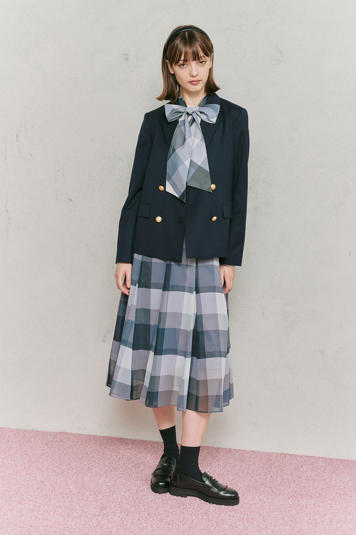 sweetコラボドレス ホワイト×アッシュグレイチェック ¥39,600、カチューシャ ¥8,800、フリンジローファー ¥41,800