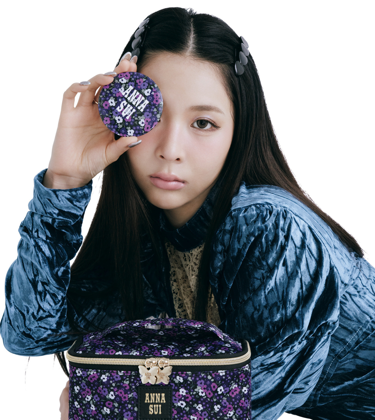 ANNA SUI バニティポーチ&ミラー sweet10月号付録のANNA SUIフラワー柄バニティポーチとコンパクトミラーを持つミチちゃん
