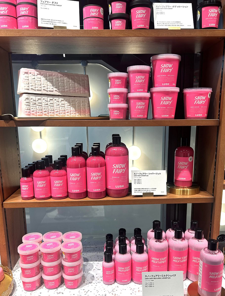 LUSHの棚にピンク色のスノーフェアリーシリーズがずらりと並ぶ店内ディスプレイ