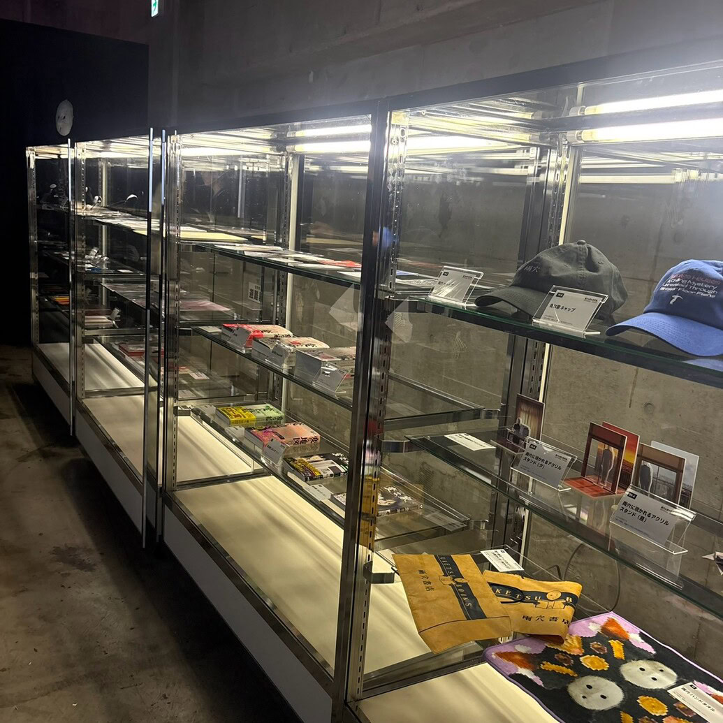 雨穴の変な世界展。 グッズ