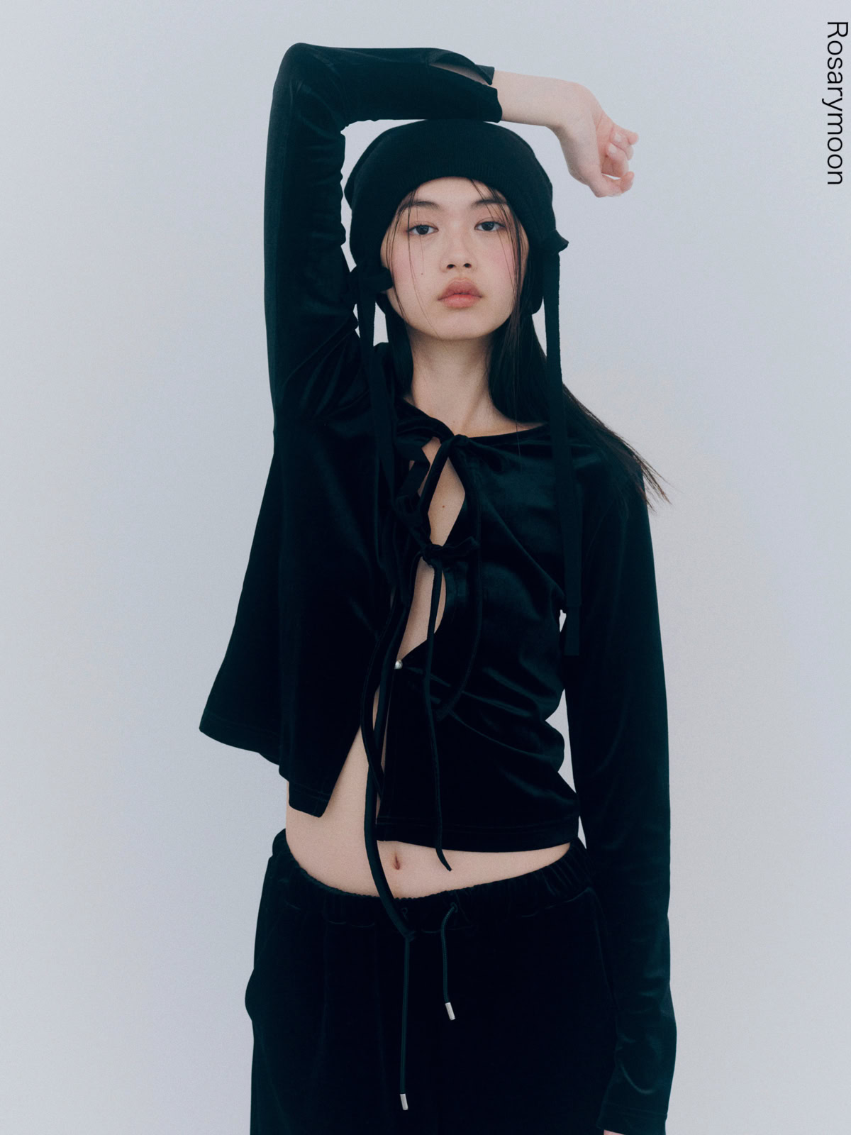 Rosarymoon(ロザリームーン)のブラックベロアフロントリボントップスを着たモデル着用画像
