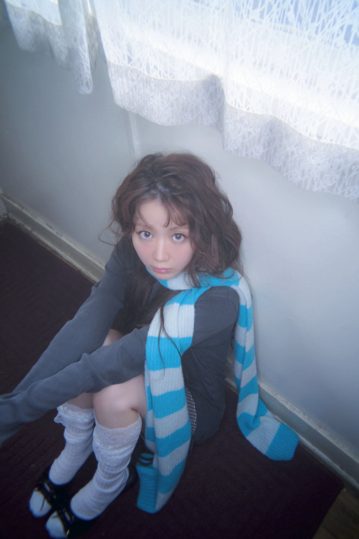 LOVE大谷映美里がブルーのマフラー姿で体育座りをするソロカット