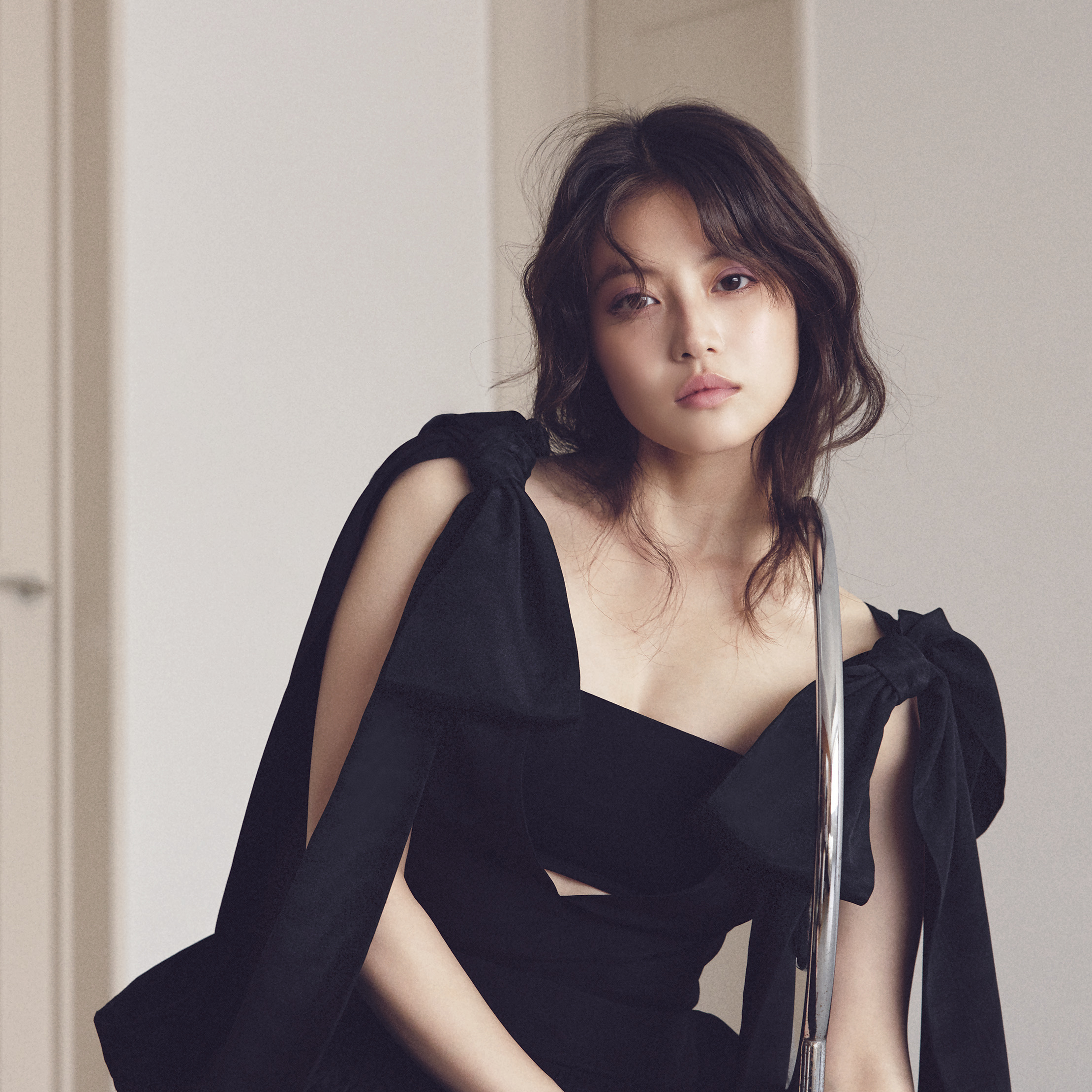 今田美桜が纏う「可愛げ」の最適解。思わず夢中になる大人の肌見せコーデ