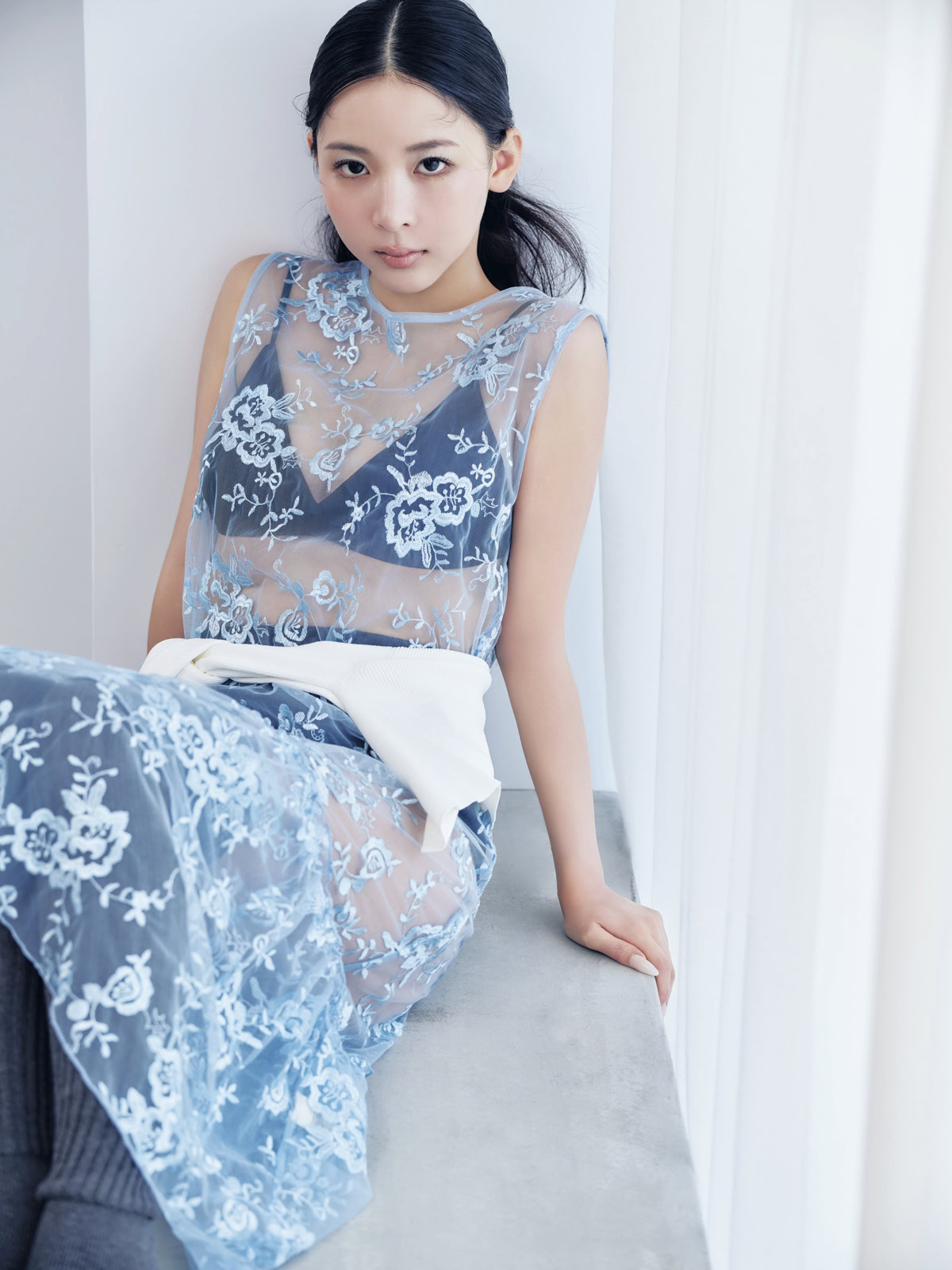 ブルーのレースドレスを纏ったモデルのミチの全身ショット