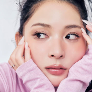 “秋色コスメ”でつくる、媚びない「ブラウンメイク」おすすめアイシャドウ3選