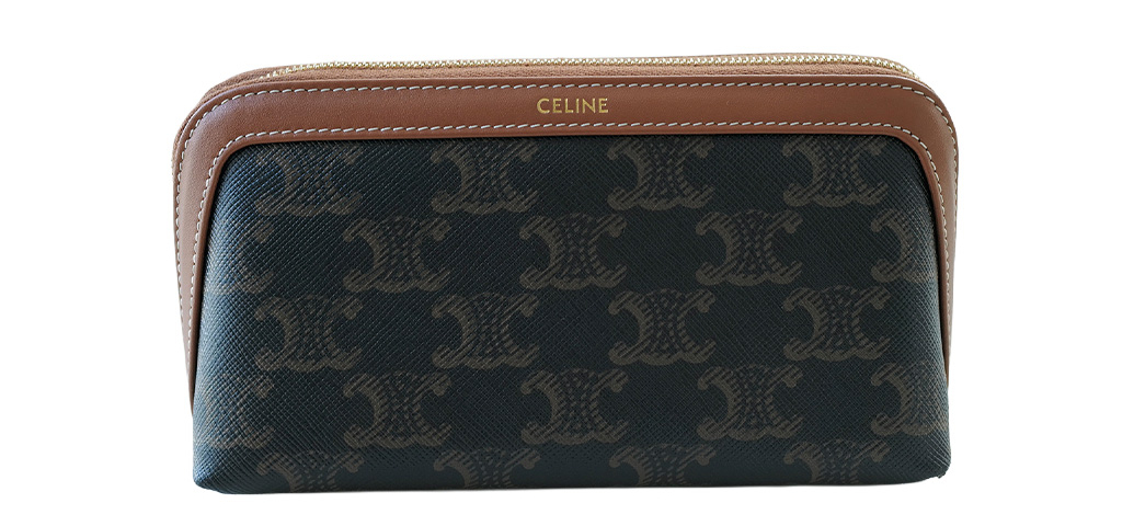 なごみさん愛用のセリーヌ(CELINE)のトリオンフ柄(モノグラム柄)ポーチ。ダークブラウンのロゴ柄に、フチとジッパーまわりがキャメルブラウンのレザーで縁取られた高級感のあるマチ付きポーチ